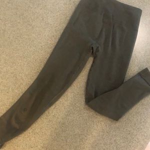 Lululemon seem less leggings. hunter green. Size 2